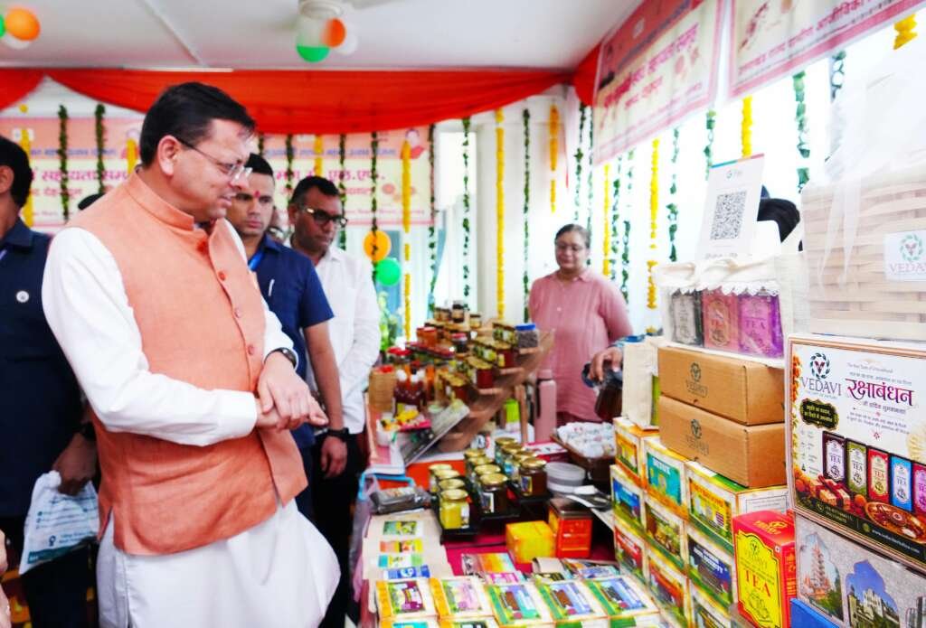 मुख्यमंत्री पुष्कर सिंह धामी सशक्त बहना उत्सव में स्वयं सहायता समूह के स्टाल से स्थानीय उत्पाद खरीदते हुए
