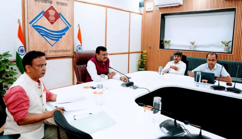 मुख्य सचिव आनन्द बर्द्धन जिलाधिकारियों के साथ वन डिस्ट्रिक्ट वन फेस्टिवल और निर्यात संवर्धन पर बैठक करते हुए
