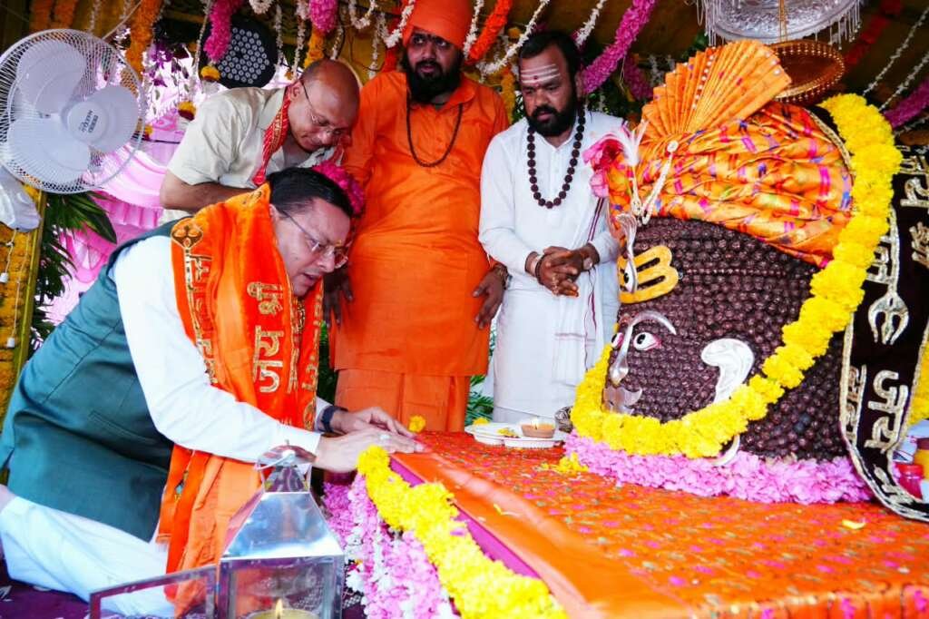 टपकेश्वर महादेव मंदिर में पूजा-अर्चना करते मुख्यमंत्री पुष्कर सिंह धामी