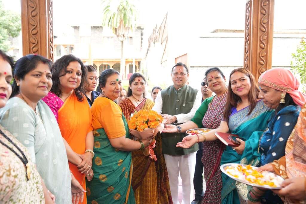 मुख्यमंत्री पुष्कर सिंह धामी को प्रदेशभर से आई बहनें रक्षा सूत्र बांधती हुईं