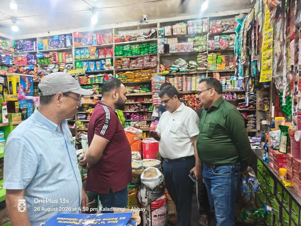 त्योहारों से पहले खाद्य सुरक्षा विभाग की टीम खाद्य प्रतिष्ठान का निरीक्षण करते हुए