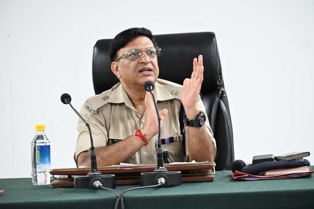 एसपी हल्द्वानी मनोज कुमार कत्याल पुलिसकर्मियों को ब्रीफ करते हुए