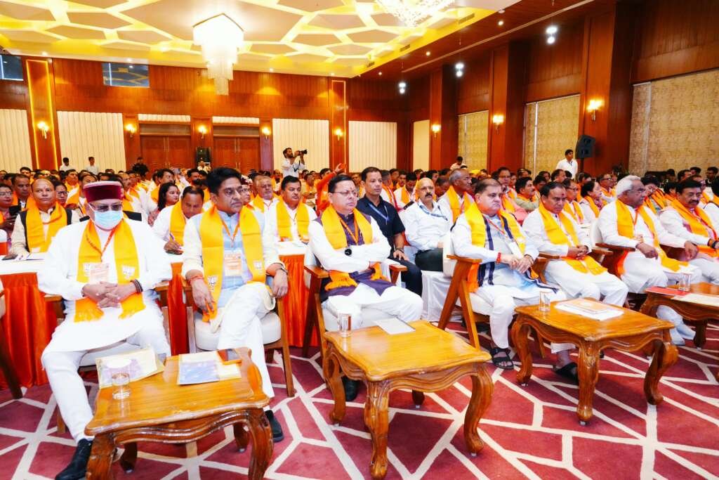 देहरादून में CM पुष्कर सिंह धामी ने प्रधानमंत्री नरेंद्र मोदी की मन की बात कार्यक्रम सुना