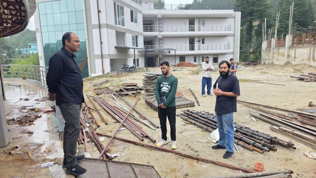 जिलाधिकारी मनीष कुमार निर्माणाधीन अत्याधुनिक साइंस सेंटर का निरीक्षण करते हुए