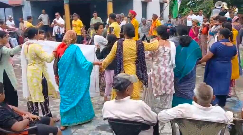 बिंदुखत्ता में राजस्व ग्राम की मांग को लेकर पदयात्रा के दौरान जनगीत गाते ग्रामीण