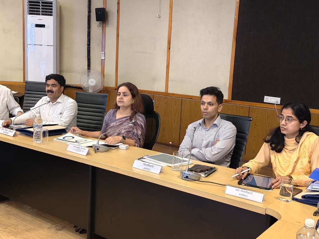 अल्मोड़ा में प्रधानमंत्री धन-धान्य कृषि योजना की समीक्षा बैठक करतीं संयुक्त सचिव राधिका झा