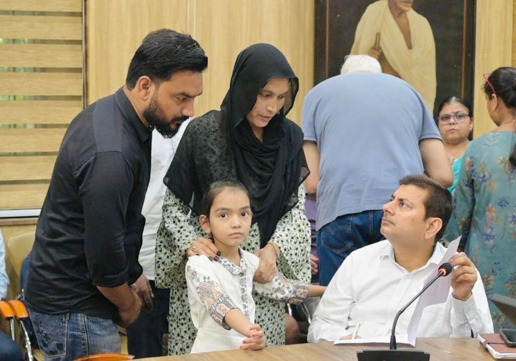 देहरादून कलेक्ट्रेट में समाधान दिवस के दौरान जनसमस्याएं सुनते अपर जिलाधिकारी केके मिश्रा