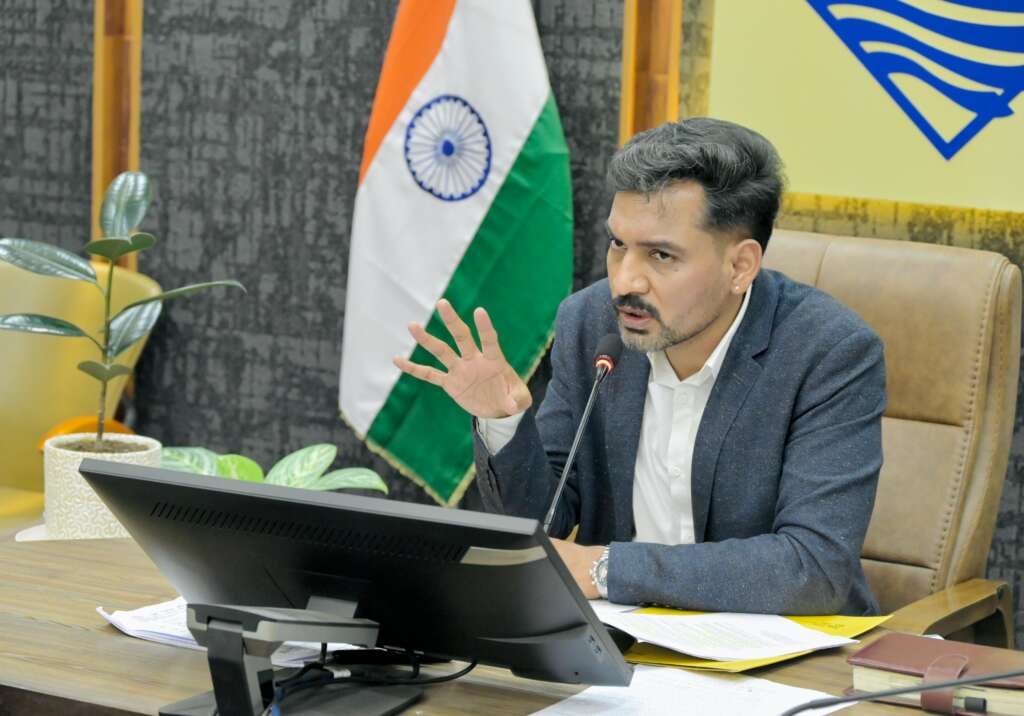सिंगल यूज प्लास्टिक प्रतिबंध अभियान के दौरान जिलाधिकारी डॉ. आशीष चौहान
