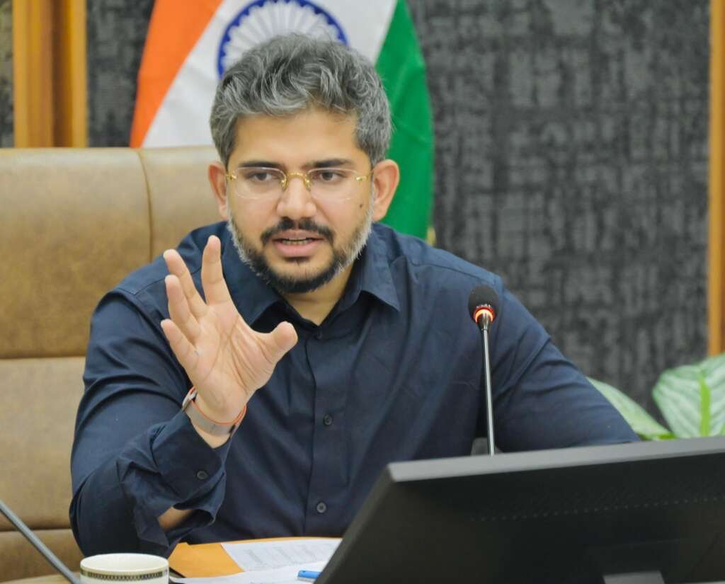 देहरादून में एसआईआर कार्य की समीक्षा करते मुख्य विकास अधिकारी अभिनव शाह