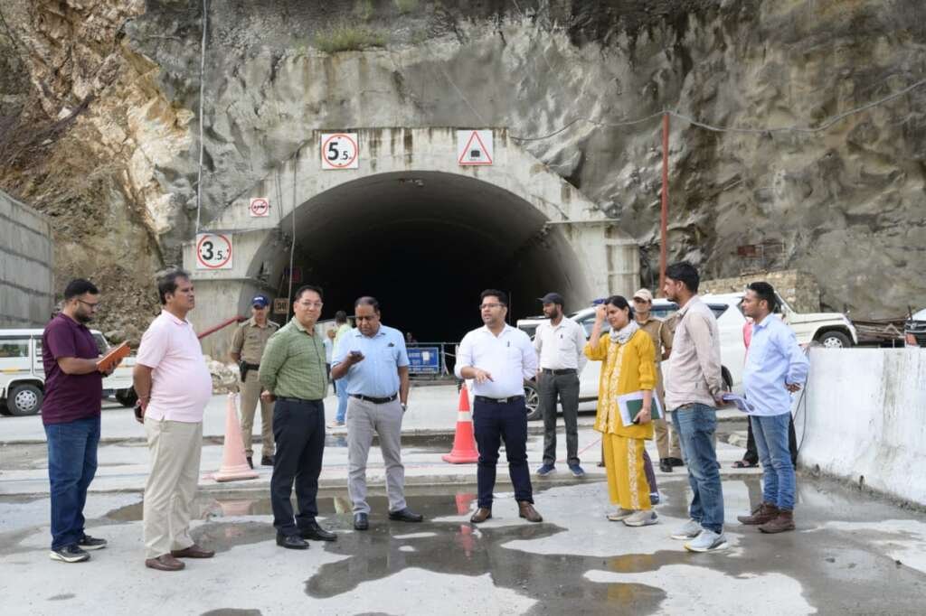 डीएम विशाल मिश्रा बदरीनाथ-केदारनाथ हाईवे को जोड़ने वाले निर्माणाधीन पुल का निरीक्षण करते हुए