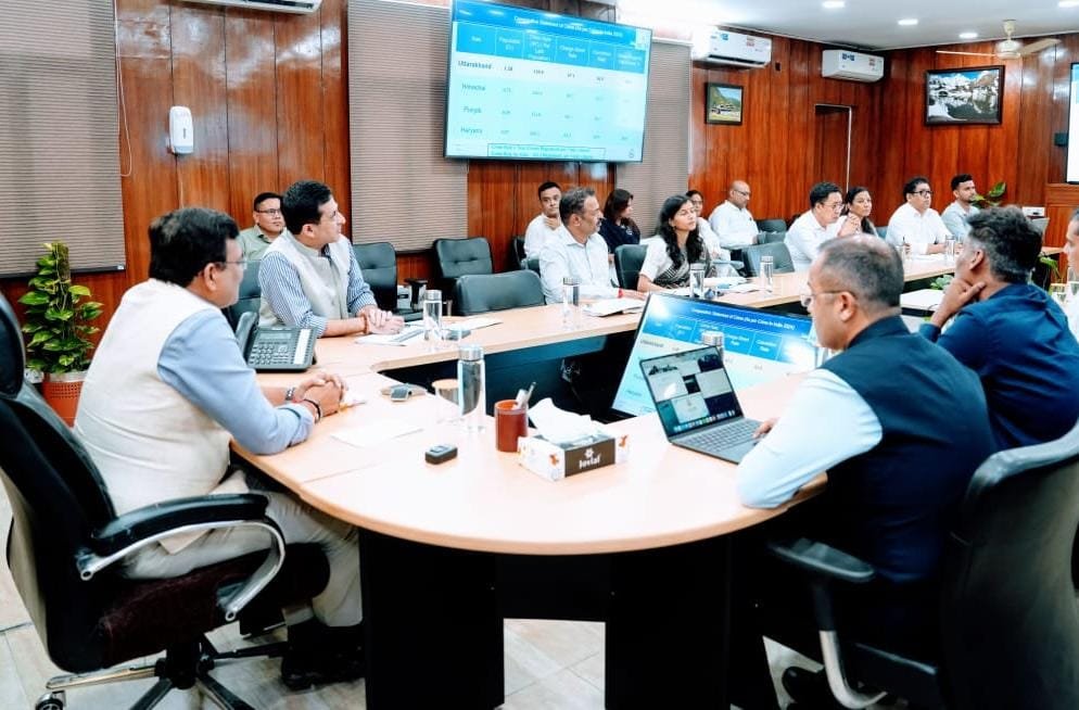 मुख्य सचिव आनंद बर्द्धन पुलिस विभाग की समीक्षा बैठक करते हुए