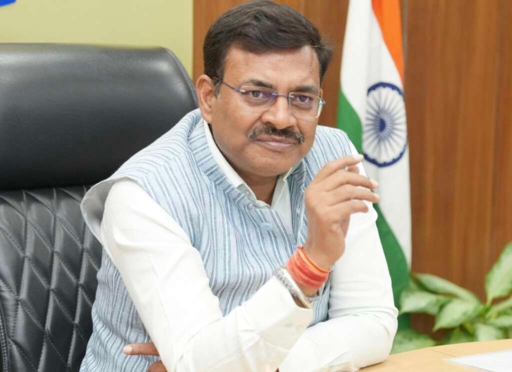 नई दिल्ली में आयुष मंत्रालय के सचिव से मुलाकात करते उत्तराखंड के मुख्य सचिव आनंद बर्धन।