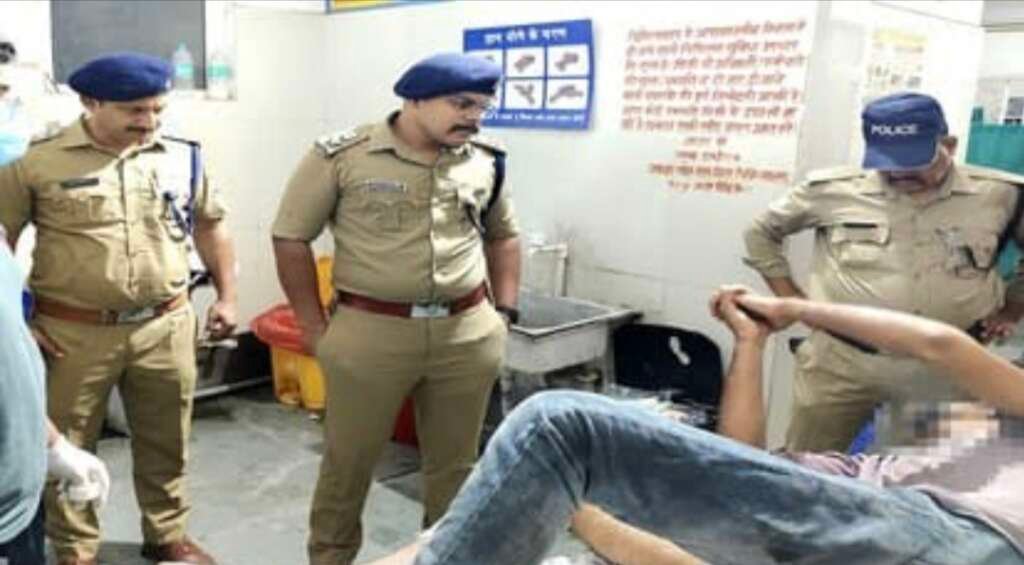 नानकसागर डैम कांड के मुख्य आरोपी गुरप्रीत सिंह उर्फ गोपी की गिरफ्तारी के बाद अस्पताल पहुंचे एसएसपी अजय गणपति।