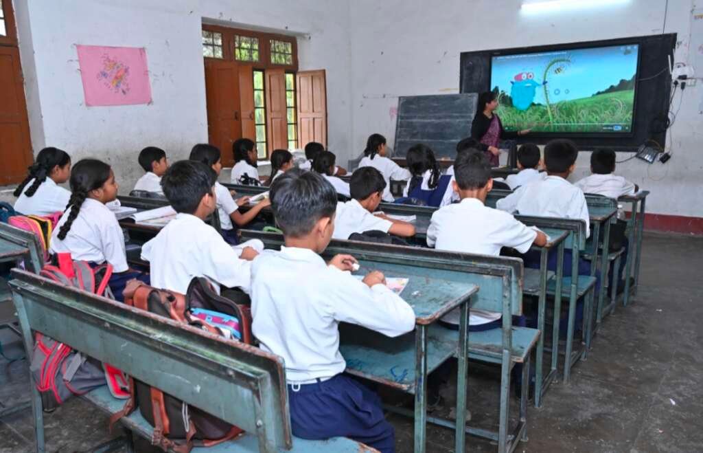 आरटीई के तहत निजी विद्यालय में पढ़ते विद्यार्थी