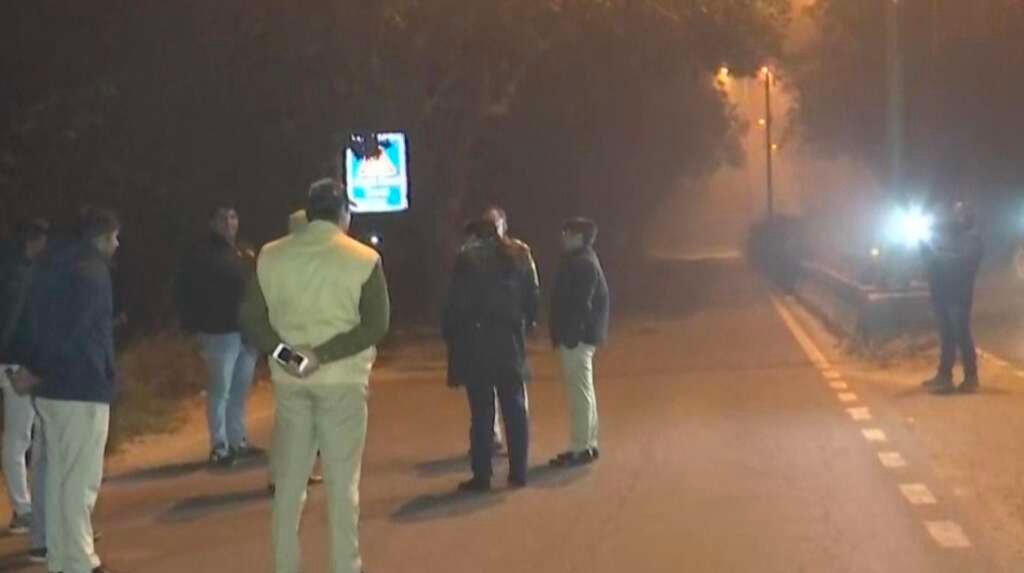 रुद्रपुर रिंग रोड पर सड़क हादसे के बाद जांच करती पुलिस