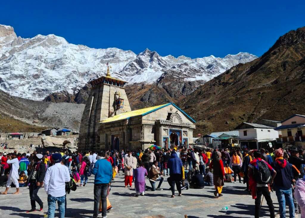 केदारनाथ धाम में दर्शन के लिए पहुंचे श्रद्धालु