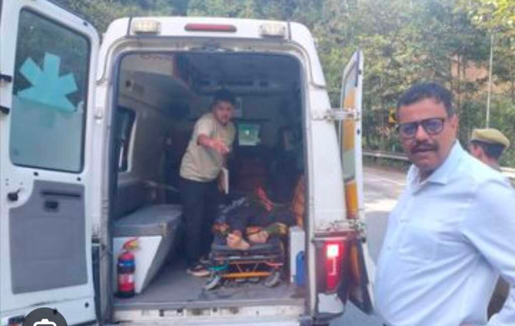 बनलेख सड़क हादसे में घायल को अस्पताल ले जाते पुलिस और रेस्क्यू टीम