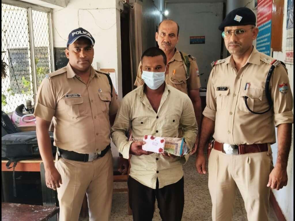 हल्द्वानी में 100.52 ग्राम स्मैक के साथ गिरफ्तार आरोपी को पुलिस टीम के साथ दिखाया गया