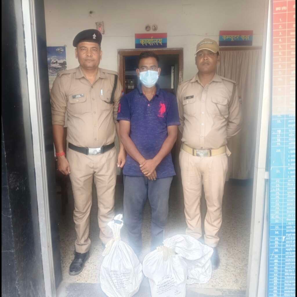 हल्द्वानी में मोटर चोरी के आरोपी को गिरफ्तार करती पुलिस टीम