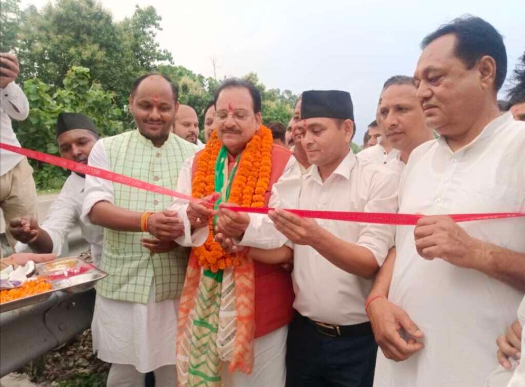 लालकुआं में सांसद अजय भट्ट स्वागत द्वार और तिरंगा एलईडी लाइट का लोकार्पण करते हुए