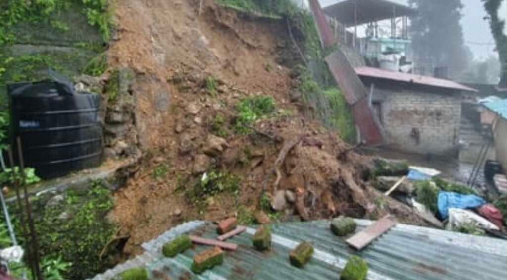 पौड़ी में भारी बारिश के बाद भूस्खलन प्रभावित क्षेत्र में राहत एवं बचाव अभियान का प्रतीकात्मक दृश्य