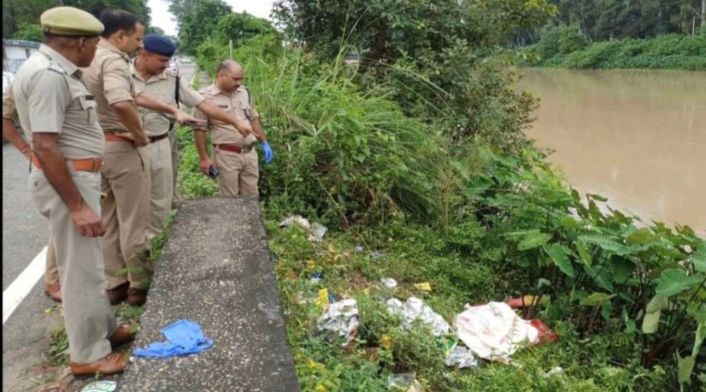 मंगलौर नहर पुल के पास महिला का शव मिलने के बाद जांच करती पुलिस