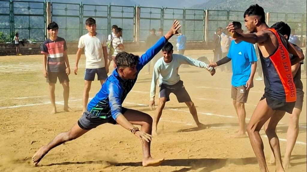 उत्तराखंड में खेल महाकुंभ के दौरान कबड्डी प्रतियोगिता में हिस्सा लेते खिलाड़ी