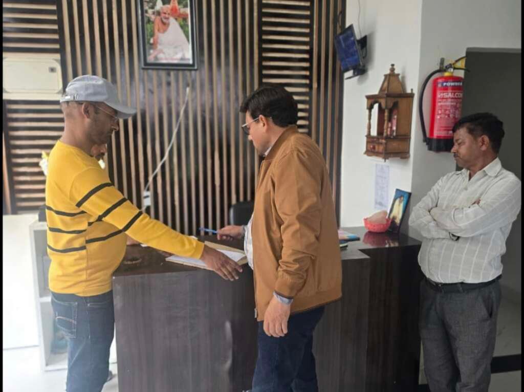 भीमताल में होम स्टे इकाइयों का निरीक्षण करती पर्यटन विभाग की टीम