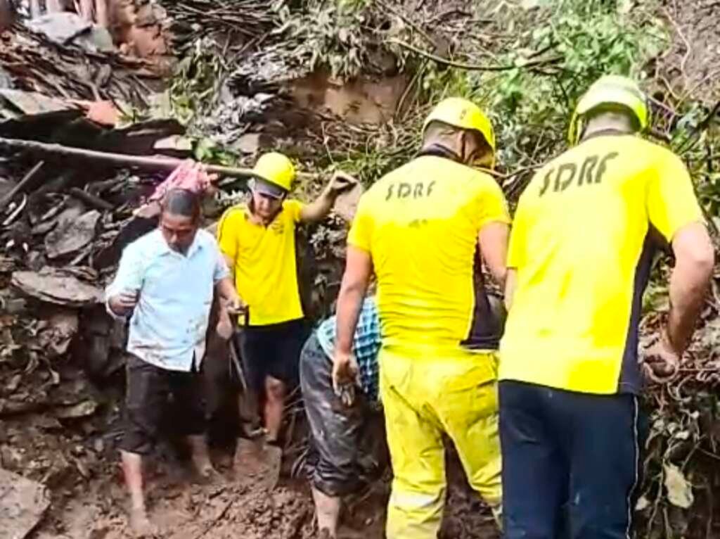 पौड़ी के मेहर गांव में बारिश के बीच मकान ढहने के बाद मलबे में राहत-बचाव अभियान