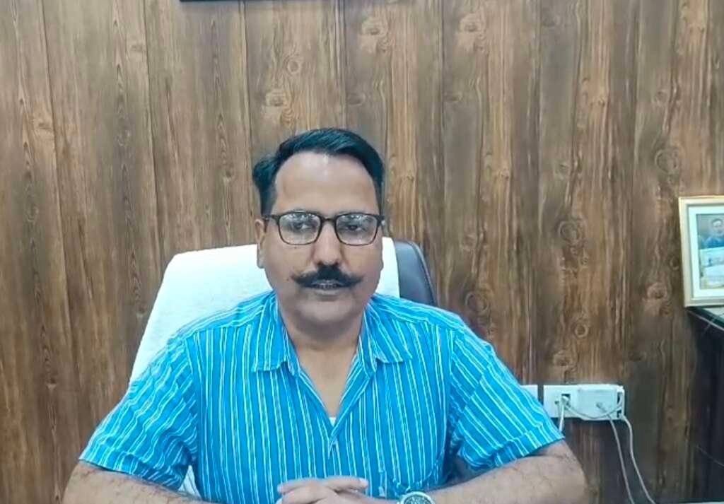 नैनीताल डीएम ललित मोहन रयाल मानव-वन्यजीव संघर्ष रोकने के उपायों की जानकारी देते हुए