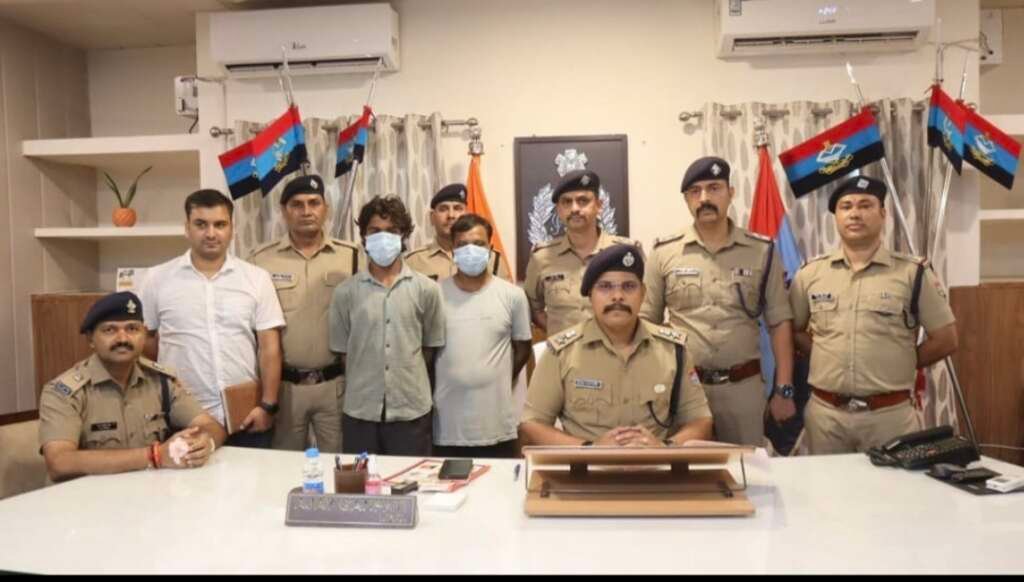 हाईवे किनारे युवती की हत्या के मामले में पुलिस द्वारा गिरफ्तार आरोपी और बरामद डंपर