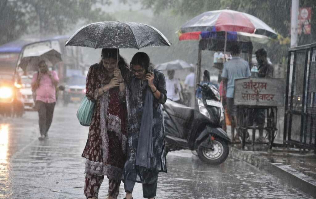 उत्तराखंड में बारिश के बीच मौसम का दृश्य