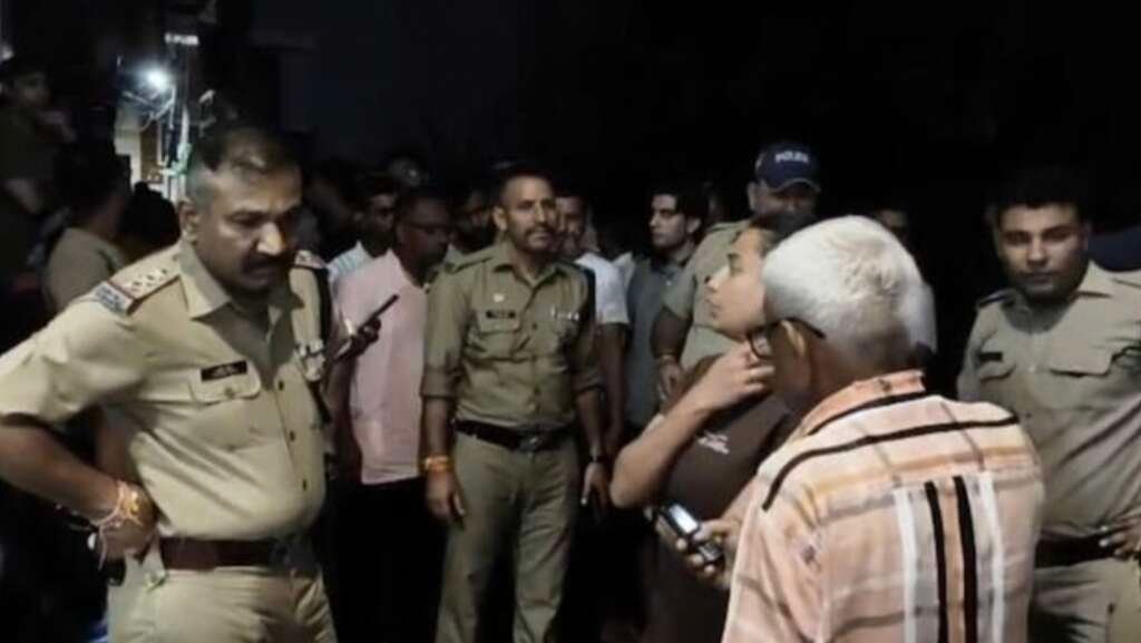 रुड़की में दो बहनों की हत्या के बाद घटनास्थल पर जांच करती पुलिस