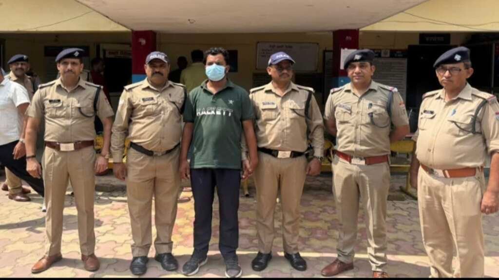 दो बहनों की हत्या के मामले में गिरफ्तार आरोपी भाई को पुलिस टीम के साथ दिखाया गया है