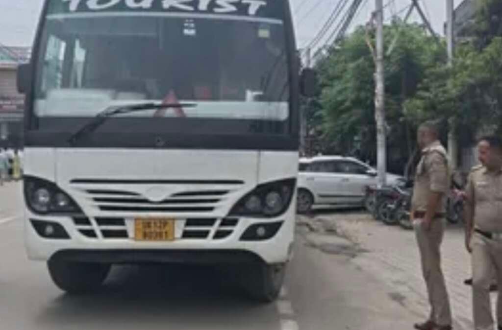 टूरिस्ट बस से बरामद 348 कनस्तर अवैध लीसा और पुलिस कार्रवाई