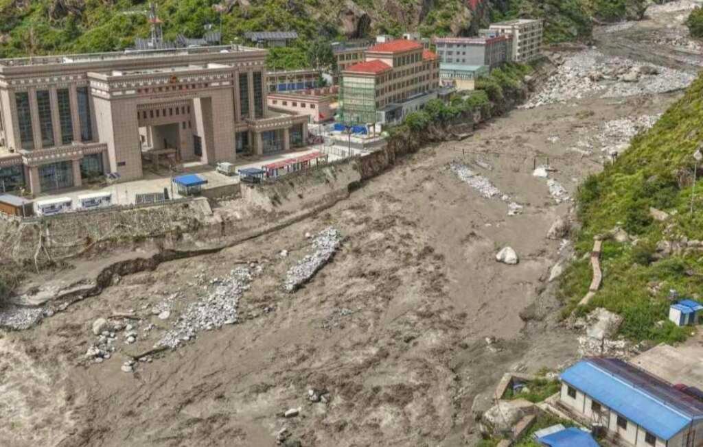 नेपाल के रसुवा क्षेत्र में भोटेकोशी नदी में आई भीषण बाढ़ का दृश्य