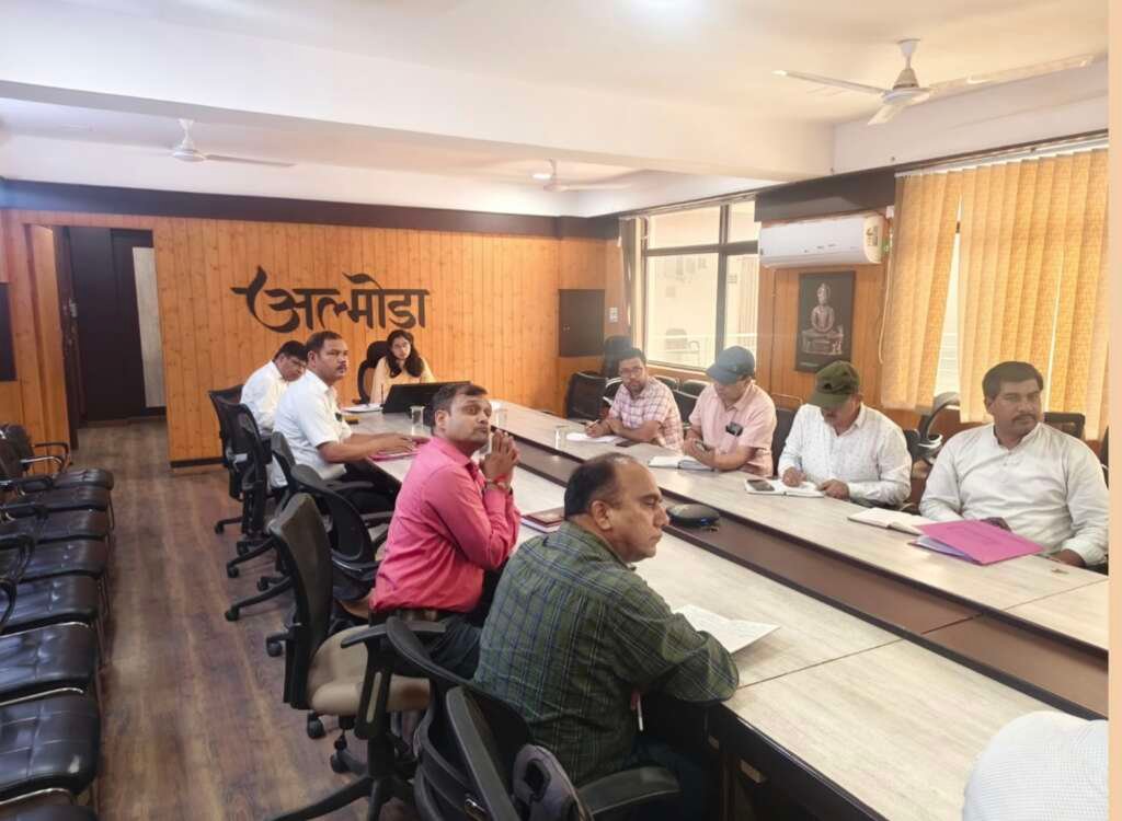 अल्मोड़ा में सीएम हेल्पलाइन की शिकायतों की समीक्षा बैठक करतीं अपर जिलाधिकारी युक्ता मिश्र