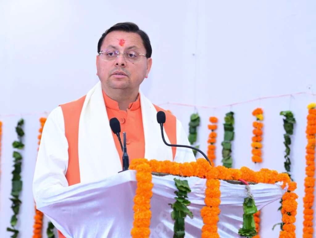 मुख्यमंत्री पुष्कर सिंह धामी शहीद राज्य आंदोलनकारियों को नमन करते हुए