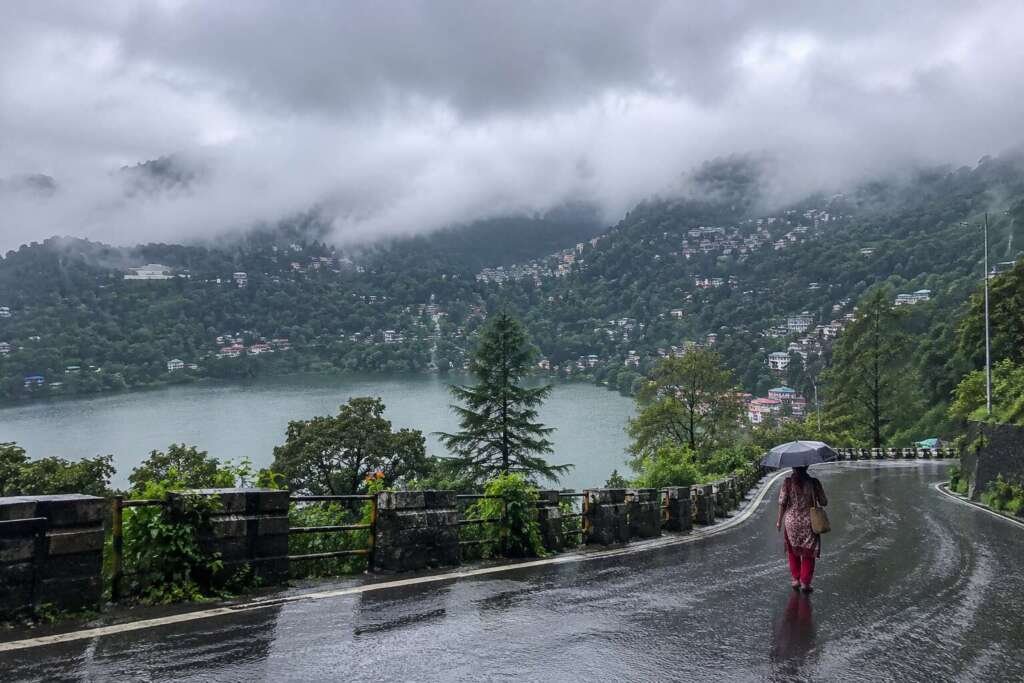 उत्तराखंड में भारी बारिश और ऑरेंज अलर्ट के बीच पहाड़ी क्षेत्र का मौसम