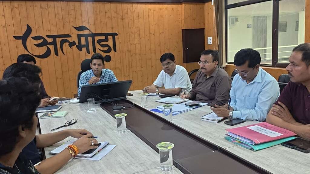 अल्मोड़ा में अतिवृष्टि को लेकर जिलाधिकारी अंशुल सिंह की आपात बैठक