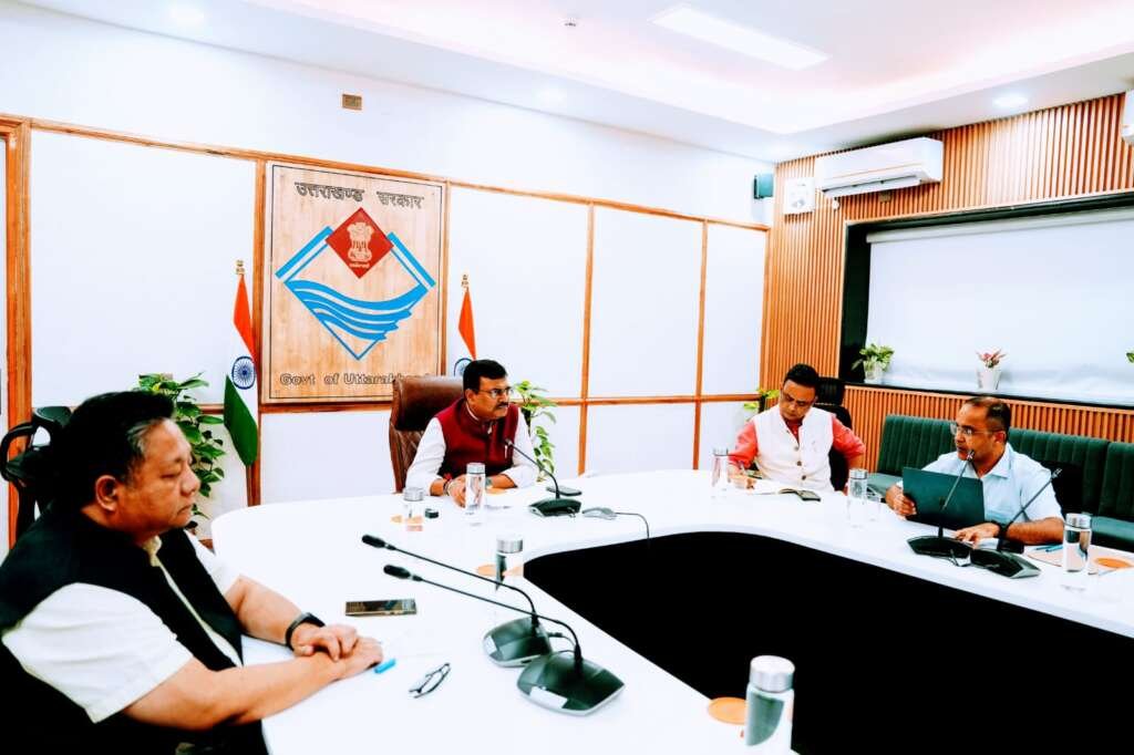 मुख्य सचिव आनंद बर्द्धन जिलाधिकारियों के साथ वीडियो कॉन्फ्रेंसिंग के माध्यम से समीक्षा बैठक करते हुए