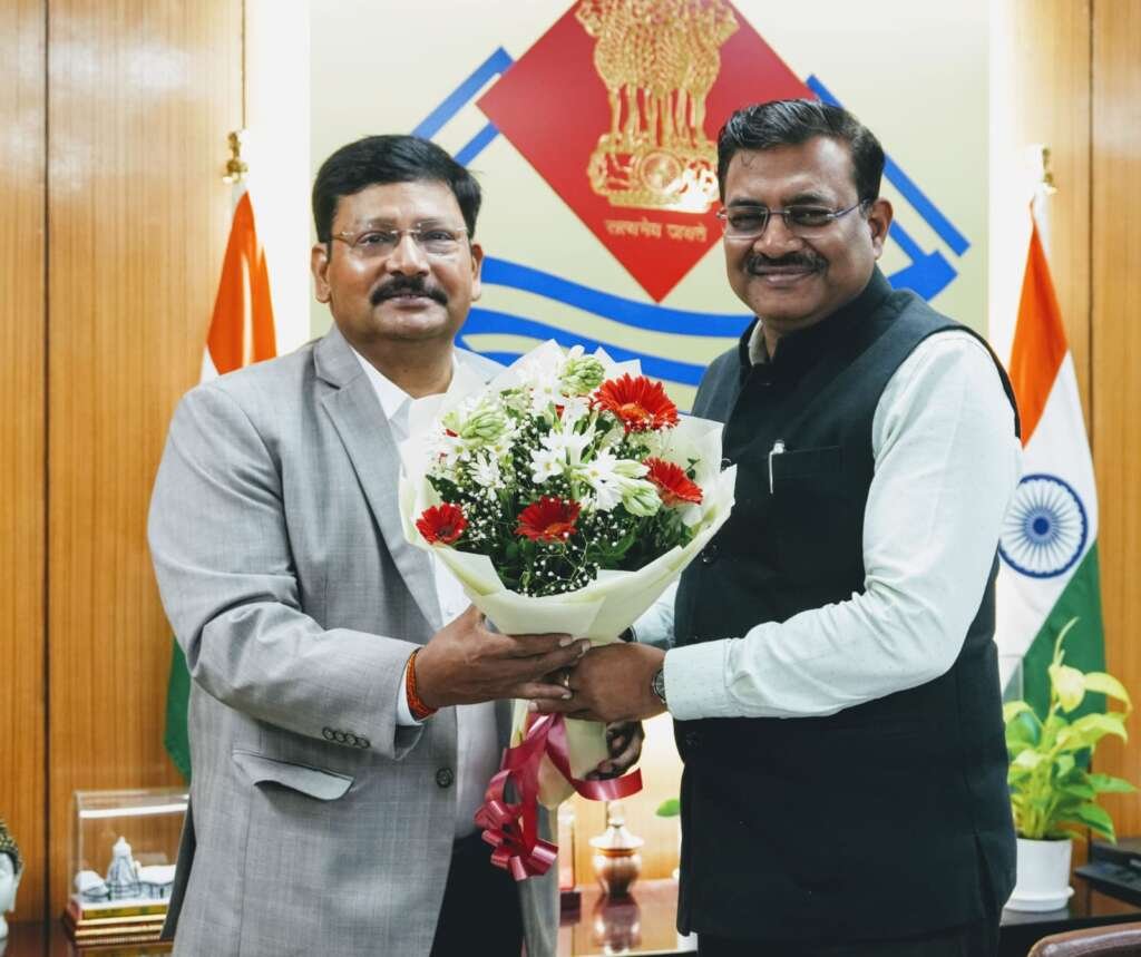 मुख्य सचिव आनन्द बर्द्धन दीपेन्द्र चौधरी को आयुक्त पद की शपथ के बाद शुभकामनाएं देते हुए