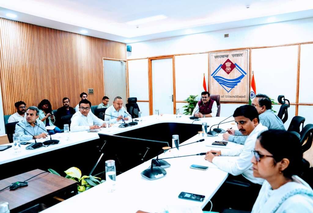 मुख्य सचिव आनंद बर्द्धन रोपवे परियोजनाओं की समीक्षा बैठक करते हुए