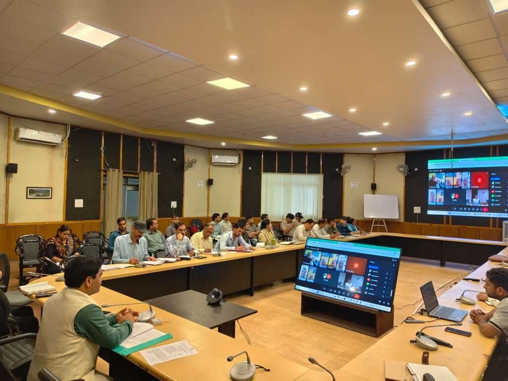 पंडित गोविंद बल्लभ पंत की 139वीं जयंती की तैयारियों को लेकर बैठक करते मुख्य विकास अधिकारी
