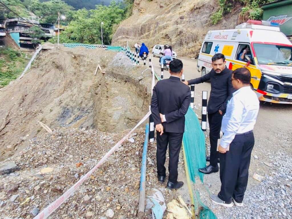 डीएम डॉ. आशीष चौहान मसूरी रोड के संवेदनशील क्षेत्रों का निरीक्षण करते हुए