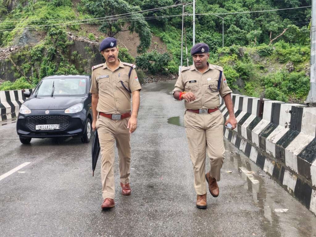 गौला नदी के बढ़ते जलस्तर के बीच काठगोदाम में निरीक्षण करते एसएसपी नैनीताल