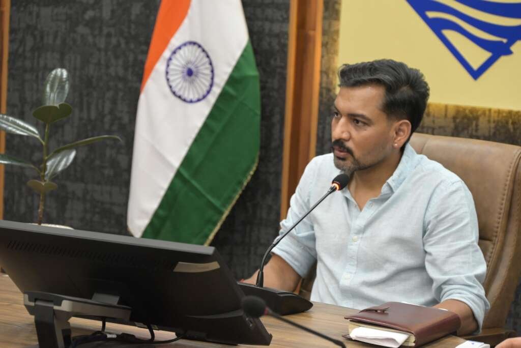 जिलाधिकारी डॉ. आशीष चौहान वृद्धावस्था पेंशन विशेष अभियान की समीक्षा करते हुए