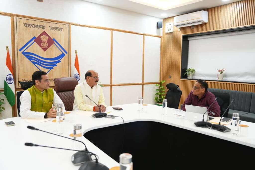 स्वास्थ्य मंत्री सुबोध उनियाल फार्मेसी अधिकारियों की मांगों को लेकर बैठक करते हुए