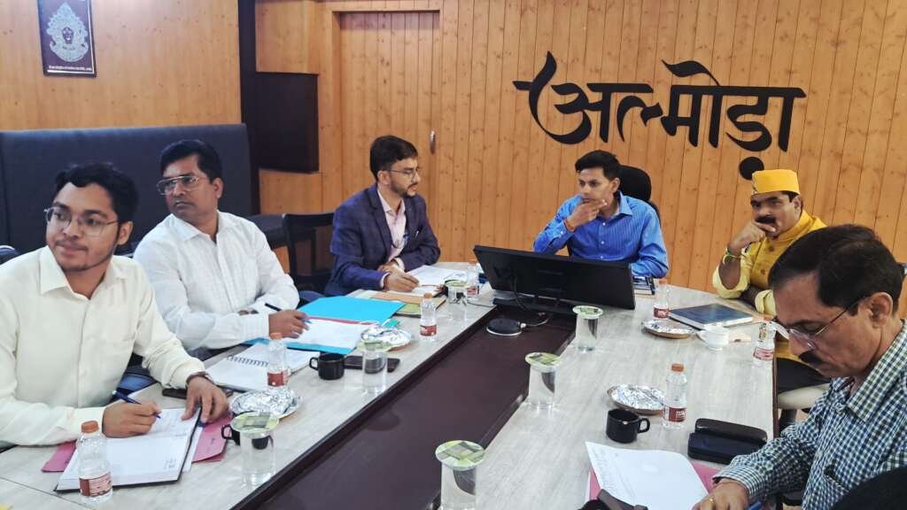 Almora News: डीएम अंशुल सिंह ने की आरआईडीएफ की 135 परियोजनाओं की समीक्षा