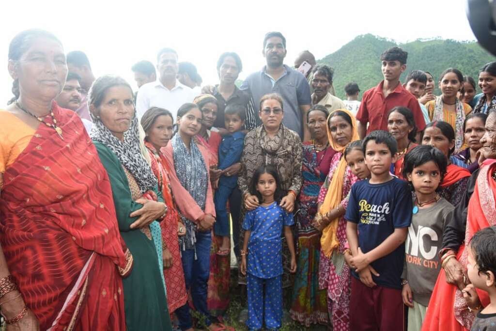 कैबिनेट मंत्री रेखा आर्या आपदा प्रभावित वड्यूडा गांव में पीड़ित परिवारों से मुलाकात करते हुए